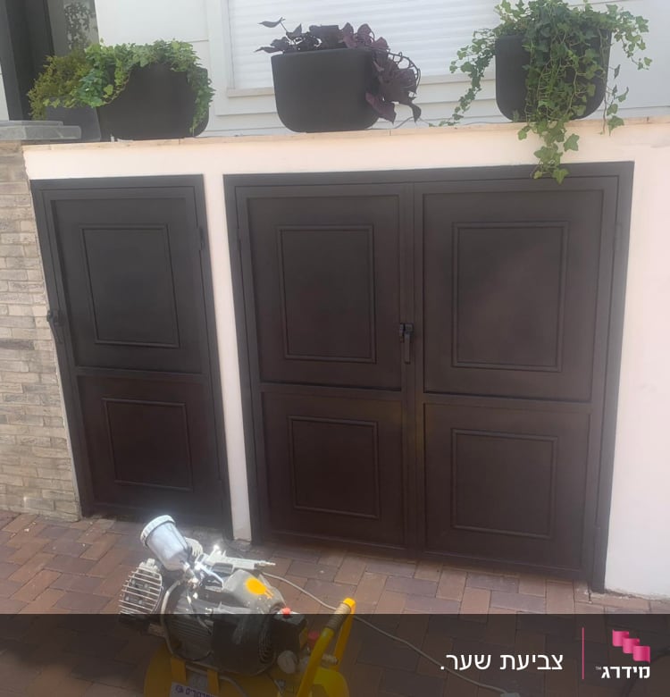 מדחס אוויר צהוב ליד דלתות צבועות